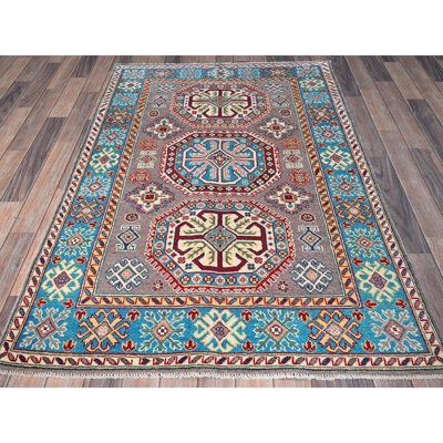 4 pi x 5 pi 9 po gris colombe, noué à la main, motif kazak avec médaillons géométriques, colorants végétaux, tissage plus dense, laine douce et brillante, tapis oriental