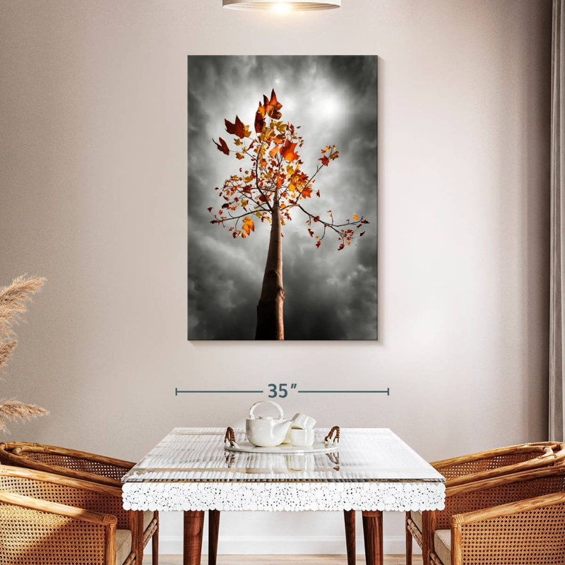 Alvord, ciel orageux sur un arbre d'automne, H 48 po x l 32 po
