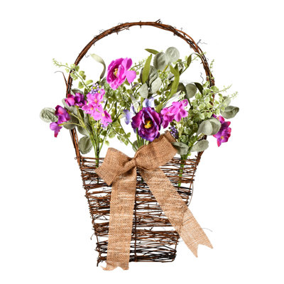 Agencement de fleurs mélangées artificielles et des maîtresses dans le panier