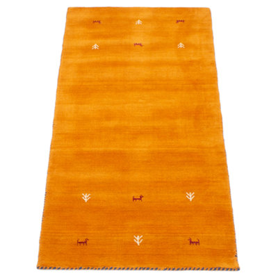 Les tapis Gabbeh sont fabriqués à la main avec des poils très hauts et des motifs très simples et stylisés.