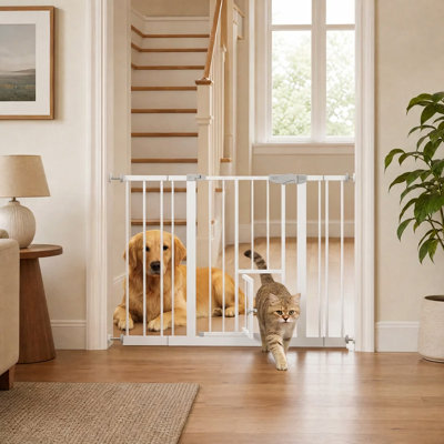 Barrière de sécurité pour bébé à pression avec chatière intégrée, fermeture automatique, pour chiens et chatons, sans perçage, en métal, pour portes, couloirs et escaliers, compatible avec les ouvertures de 75 à 112 cm (29,5 à 44,1 pouces).