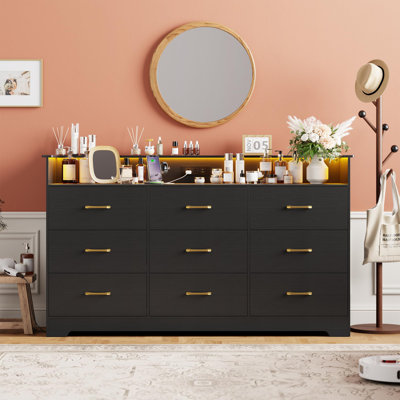 Commode moderne 65 po avec station de charge, armoire de rangement à 6 tiroirs avec ports USB et Type-C, console en bois pour le salon de la chambre à coucher