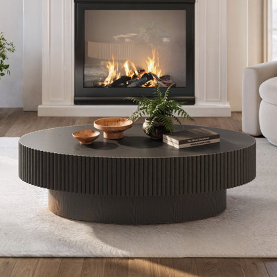 Table basse ovale de 45 pouces en bois massif, fabriquée à la main, avec un pied cannelé.