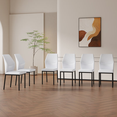 Ensemble de 6 chaises de salle à manger de luxe simples en matériau de polyuréthane blanc, haute résilience, pieds en métal noir, dossier de chaise à rayures verticales, lignes uniformes lisses, idéales pour les salles à manger élégantes