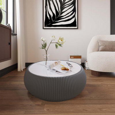Table basse en cuir fritté en forme de tambour avec des motifs uniques pour les salons modernes