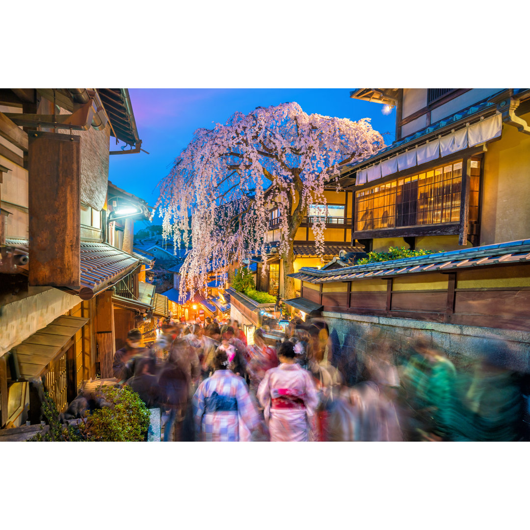 Touristen in der Altstadt von Kyoto - Kunstdrucke auf Leinwand