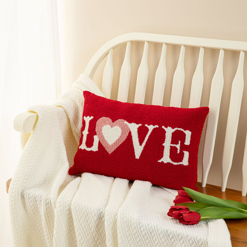 Coussin 18 po L Love's Hooked