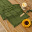 Chemin de table Boho vert sauge pour les décorations pour la maison d'été 12 x 72 pouces petite maison de campagne rustique en macramé tissé en jute et commode à café décorative