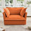 Fauteuil confortable avec un grand coussin de dossier et deux grands coussins décoratifs, un canapé à siège profond avec plusieurs coussins moelleux en tissu chenille