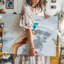 Toile, illustration en gros plan d'une main tenant élégamment un art mural Martini Glass mettant en vedette un cocktail bleu éclatant-894662410