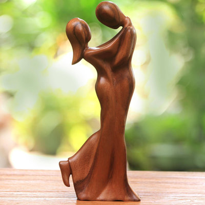 Sculpture en bois romantic Embrace de Orren Ellis