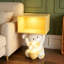 Table de chevet ours en résine et bois avec lampe à capteur de mouvement intégré, table de chevet fantaisiste jaune moderne avec rangement ouvert, décor décoratif pour la chambre à coucher
