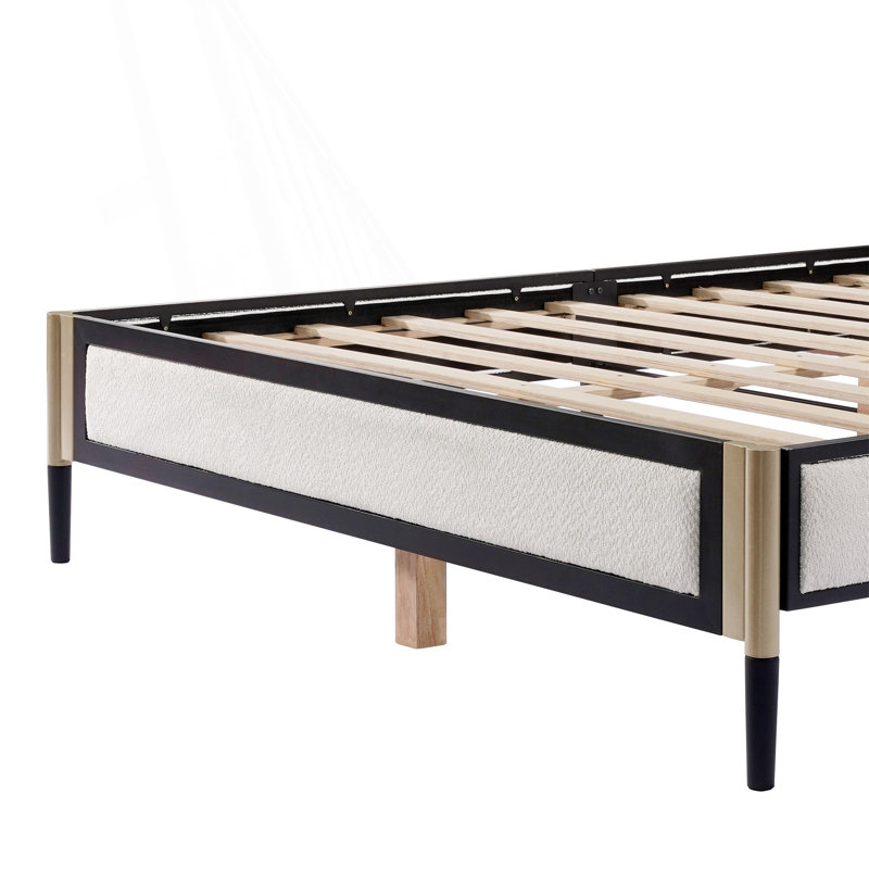 Grand lit avec tête de lit en tissu blanc et structure en métal robuste pour un sommeil élégant et confortable, Grand lit