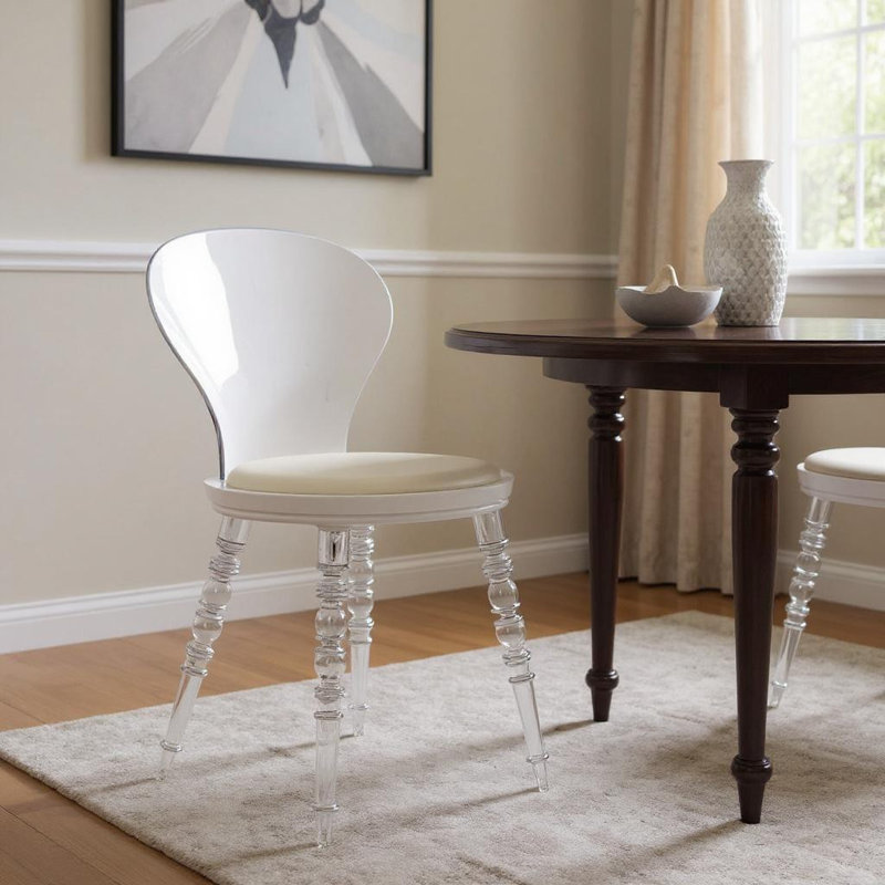 Chaise d'appoint blanche et transparente en similicuir