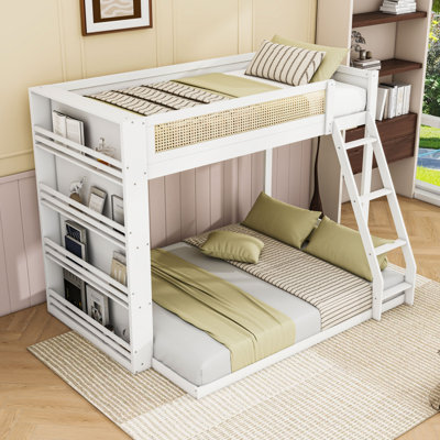 Lit superposé simple au-dessus d'un lit double en bois avec bibliothèque à 4 niveaux, garde-corps de style canne et éclairage DEL