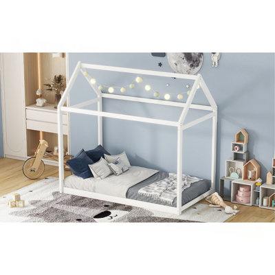 Lit simple en bois