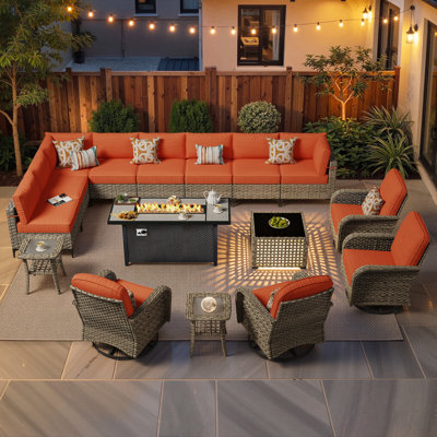 Ensemble de salon de jardin modulaire en forme de L, 16 pièces, avec table foyer et fauteuils pivotants à bascule, pour une ambiance conviviale.