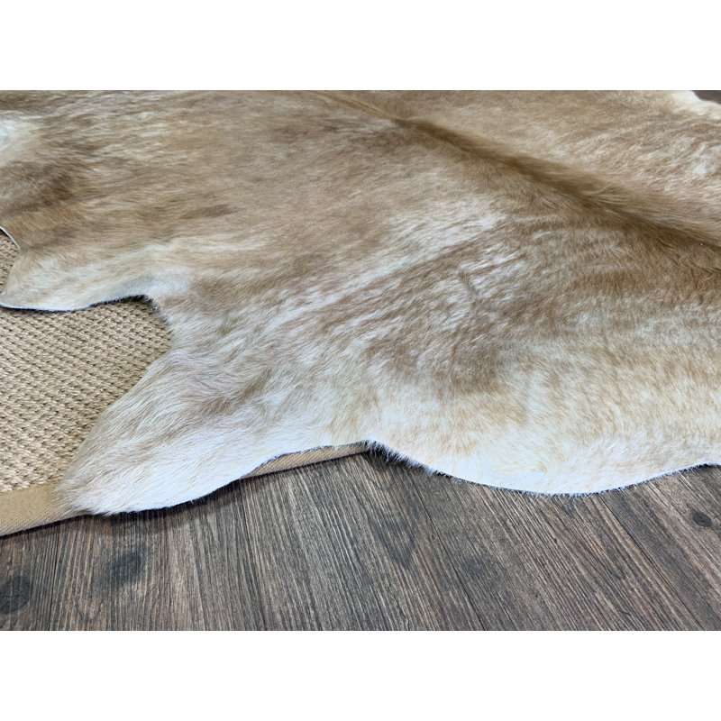 Tapis ivoire fabriqué à la main en peau de vache à motif animalier Linco