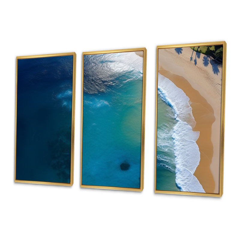 Vue aérienne de la plage côtière I - plage, art mural, Cadre flottant doré, H 28 po x l 36 po