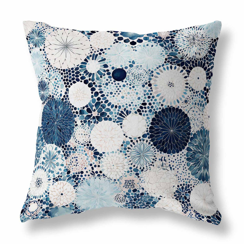 Coussin décoratif réversible intérieur / extérieur Crystal Drift, H 18 po x l 18 po, Bleu / blanc floral / géométrique