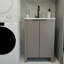 L'armoire de salle de bain sur pied de 30 pouces, jumelée à un lavabo en céramique, est pliable et facile à transporter