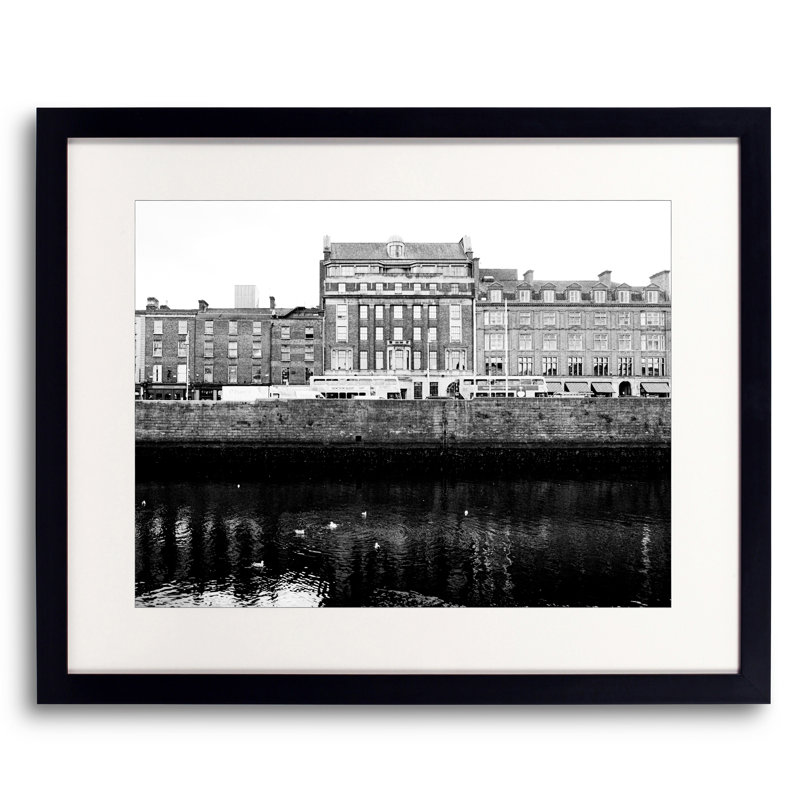 «River Liffey Dublin II» par Scott Wurzel - photographie, Papier avec cadre noir, 16" H x 20" W