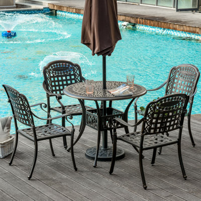 Ensemble de salle à manger d'extérieur 5 pièces avec 4 fauteuils et 1 table avec trou pour parasol en aluminium coulé Bloomsbury Market