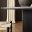 Table ronde simple en bois de frêne noir texturé-114982180