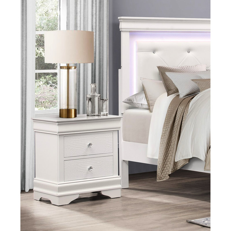 Table de chevet Traditional 3 en blanc avec apparence de faux alligator pour la vue de la chambre à coucher