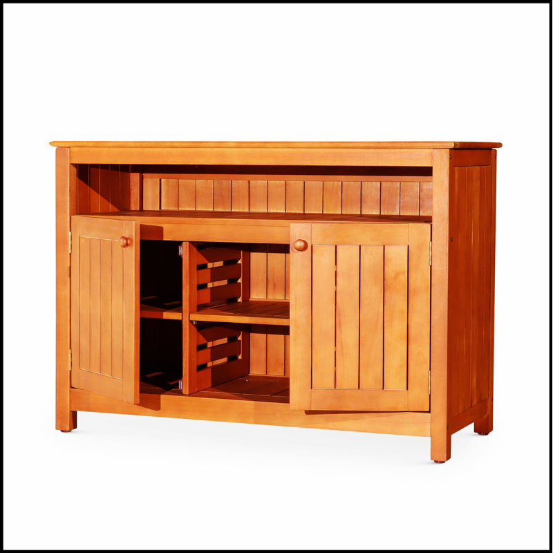 Buffet en eucalyptus avec beaucoup de rangement, bois certifié FSC et finition à l'huile naturelle pour les maisons modernes et écologiques.