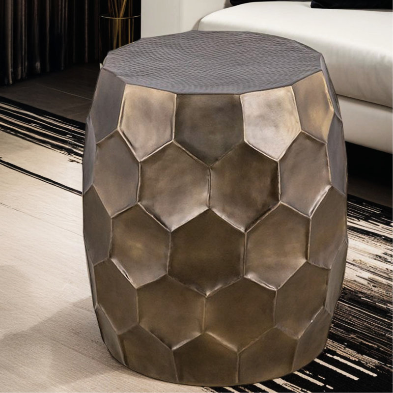 Table d'appoint moderne et contemporaine en aluminium avec base dorée lustrée, conception martelée à la main, idéale pour un espace de vie principal de style hexagonal en losange de 21 pouces, finitions antiques, facile à nettoyer