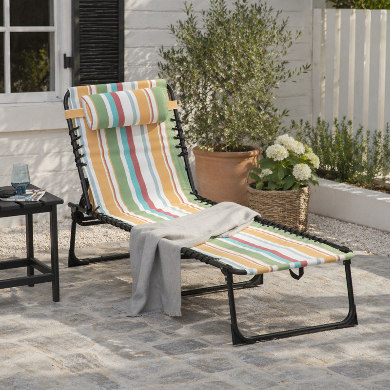 Chaise longue de piscine pliante Outsunny, dossier inclinable réglable à 4 positions, oreiller, filet respirant et siège élastique pour la plage, la cour et le patio