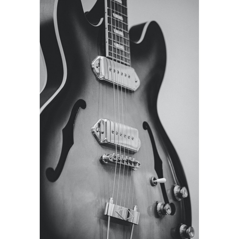 Guitare rétro Hollow Body en noir et blanc, H 24 po x l 16 po x P 1,5 po