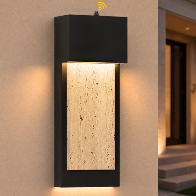 Applique murale d'extérieur à DEL 15,1 po moderne, activation automatique de la photocellule du crépuscule à l'aube, DEL à intensité variable 3000K 8W × 2, fer à grain de sable noir et pierre de travertin naturel, verre sablé givré, porche avant câblé et éclairage d'entrée résistants aux intempéries
