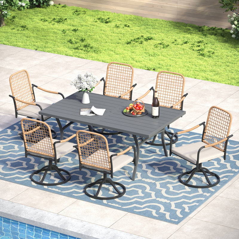 Ensemble de salle à manger rectangulaire pour l'extérieur de 63 po pour 6 personnes avec chaises pivotantes rembourrées en rotin tissé