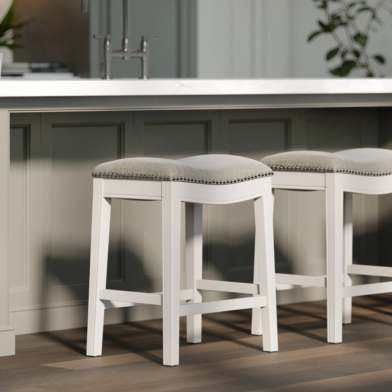 Dossier sans dossier avec hauteur de comptoir de 26 po, siège de selle, bois blanchi, revêtement gris, garniture cloutée, structure solide, protection du plancher, bois franc appliqué à la main de 26 po, l 18 po x P 12 po