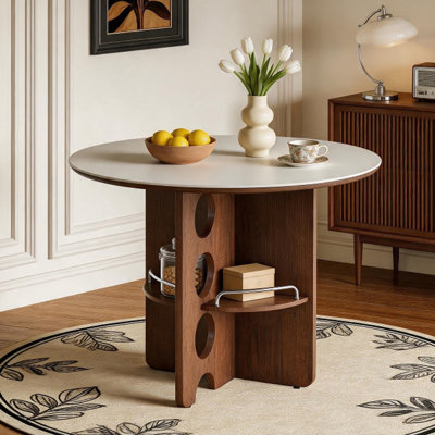 Table de salle à manger ronde de style médiéval en pierre frittée blanche avec compartiments de rangement, pieds en panneau de fibres à densité moyenne de couleur noyer. Convient à une salle à manger pour une famille de 2 à 4 personnes. Plateau de table à deux couches.