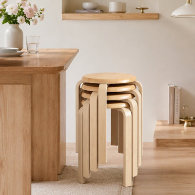 Ensemble de 4 tabourets gigognes ronds empilables en bois cintré de 18 pouces avec patins en feutre antidérapants pour salles de classe et salles à manger, finition naturelle