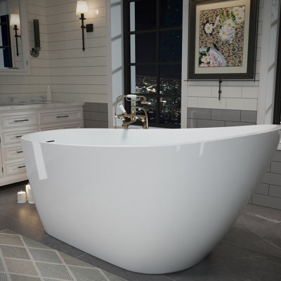 Baignoire autoportante contemporaine de 63 po en acrylique avec double conception pour la rétention de la chaleur. Comprend un support lombaire incliné et un système de drain et de trop-plein préinstallé. Finition blanc brillant en blanc