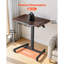 Bureau assis-debout mobile de 65 x 48 cm avec 4 roulettes, capacité de charge de 15 kg, hauteur réglable et plateau inclinable, idéal pour le télétravail.