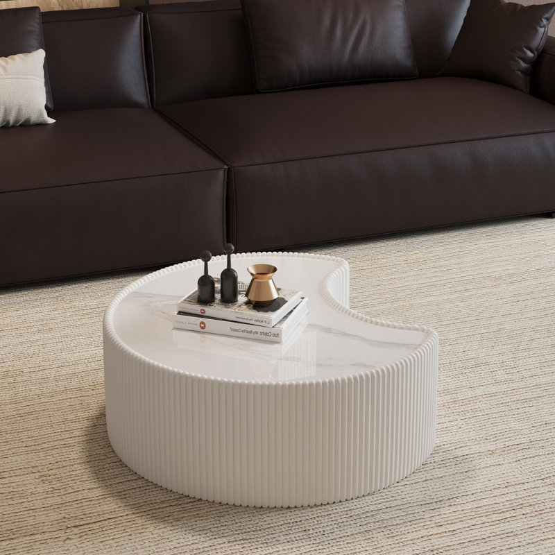 Table basse moderne en cuir fritté clair avec dessus en pierre de forme irrégulière pour salon (chaque plateau de table possède un motif gris unique)
