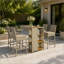 Ensemble de bar extérieur en osier cinq pièces avec étagères de rangement et tabourets ergonomiques pour recevoir sur la terrasse.