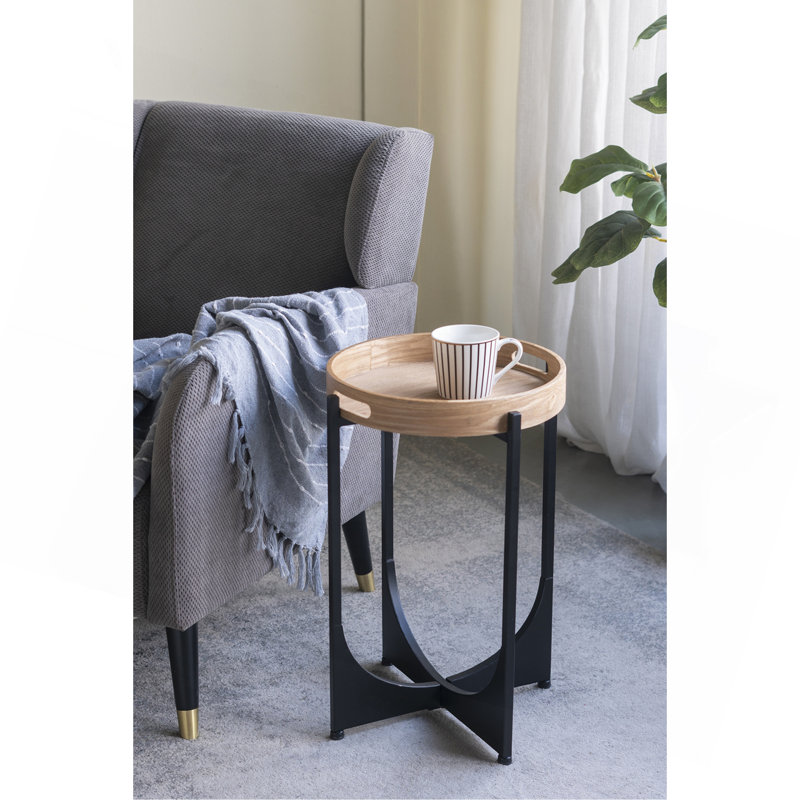 Table d'appoint charmante à plateau supérieur avec base géométrique élégante pour espaces polyvalents