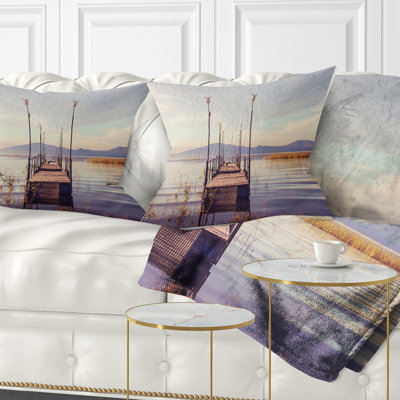 «Wooden Boardwalk to Clear Sea Water» - Coussin imprimé pont et pont