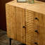 Armoire de rangement vintage avec pieds en fer