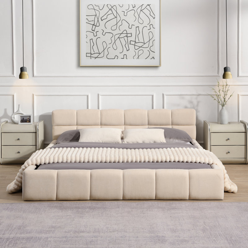 Grand lit en chenille beige avec tête de lit en damier pour un confort - Design de chambre à coucher confortable et contemporain