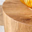 La table cylindrique avec sa conception à motifs peut être facilement intégrée dans une variété de styles d'intérieur (y compris la table basse, sans les chaises)