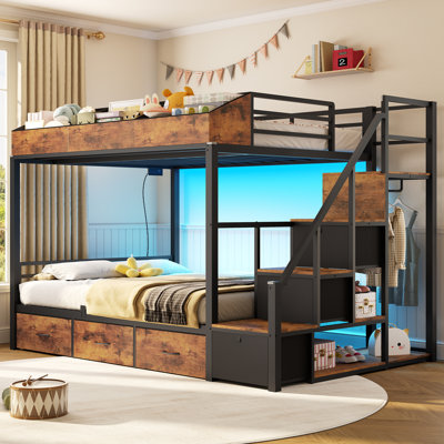 Lit superposé (1 place et 1 place) avec escalier de rangement, étagères et station de recharge. Barrière de sécurité sur toute la longueur. Parfait pour les enfants et les adolescents. Équipé de lumières DEL, tiroirs et compartiments. Économisez de l'espace pour une chambre ou un appartement. Couleur : brun rustique.