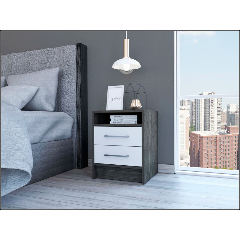Table de chevet Smokey Finish avec deux tiroirs spacieux et un plateau durable, parfait pour le rangement et l'organisation du lit.