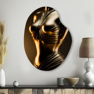 Mannequin élégant de robe dorée I - art mural asymétrique en métal moderne en forme de poire
